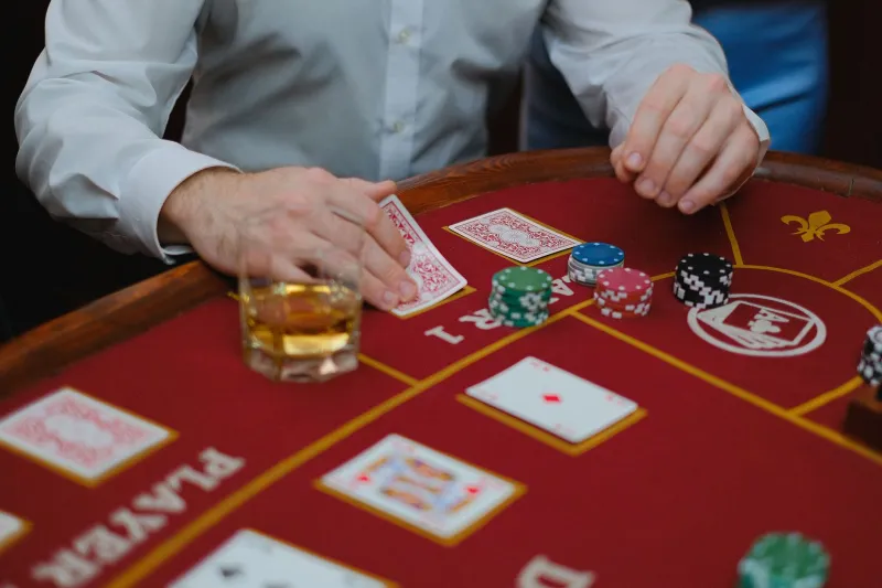 Quit or Keep Going? The Art of Reading the Room at the Casino