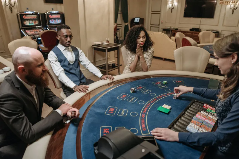 Eyes Open, Chips Ready: Reading the Room at a Live Casino Table